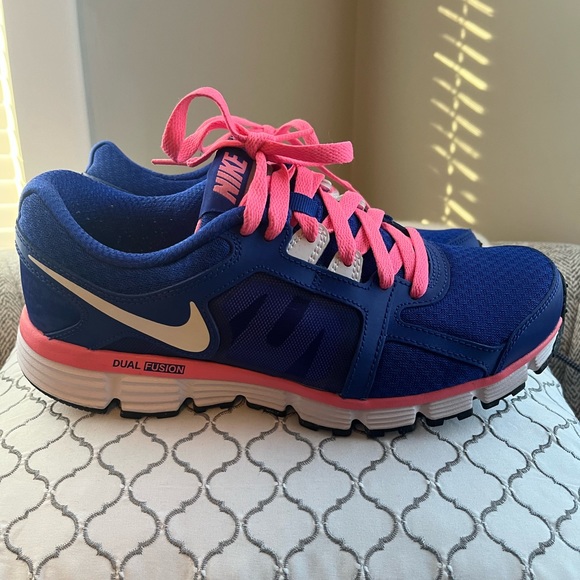 Women’s Nike sneakers - Picture 2 of 3